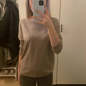 Typ en trekvarts långärmad tröja  - Säljer denna fina tröja då jag inte använder den 