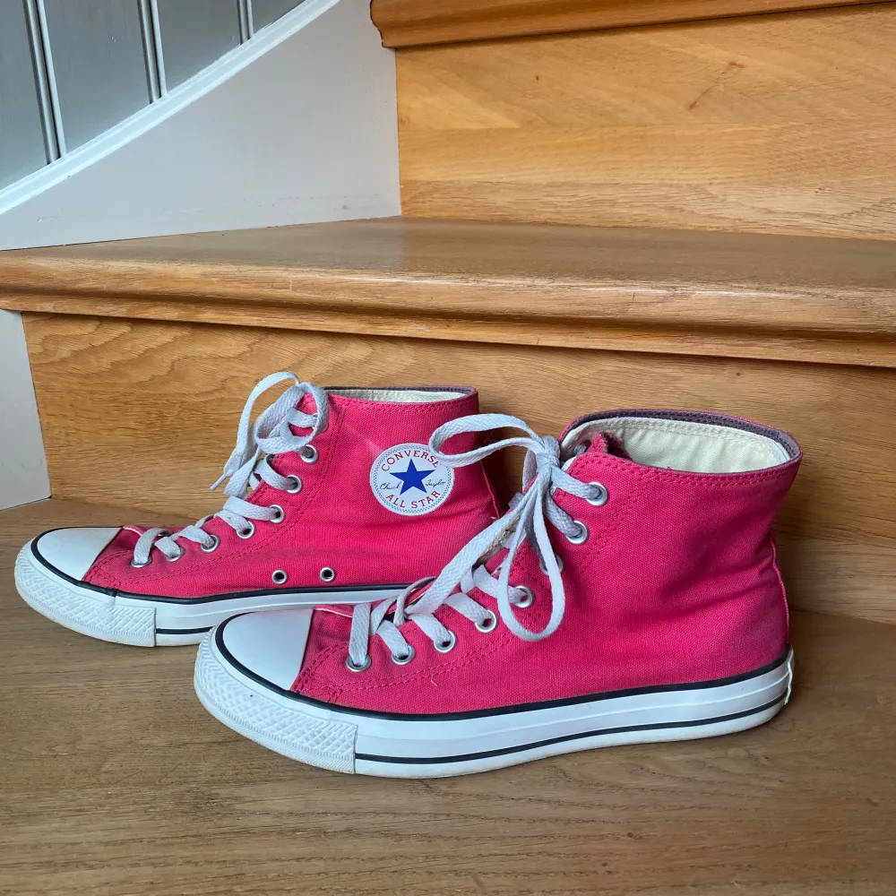 Rosa Converse All Star i storlek 41,5 men skulle säga att de är som en vanlig 41 Finns lite missfärgningar på skosnörena men annars i superfint skick💞. Skor.