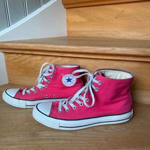 Rosa Converse All Star i storlek 41,5 men skulle säga att de är som en vanlig 41 Finns lite missfärgningar på skosnörena men annars i superfint skick💞