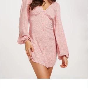 Nelly klänning - super skön klänning ifrån nelly med prislappar på!💓