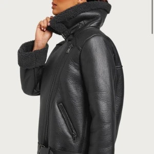 Skinnjacka med teddy - Skinnjacka med Teddy inuti från Nelly. Aldrig använd 