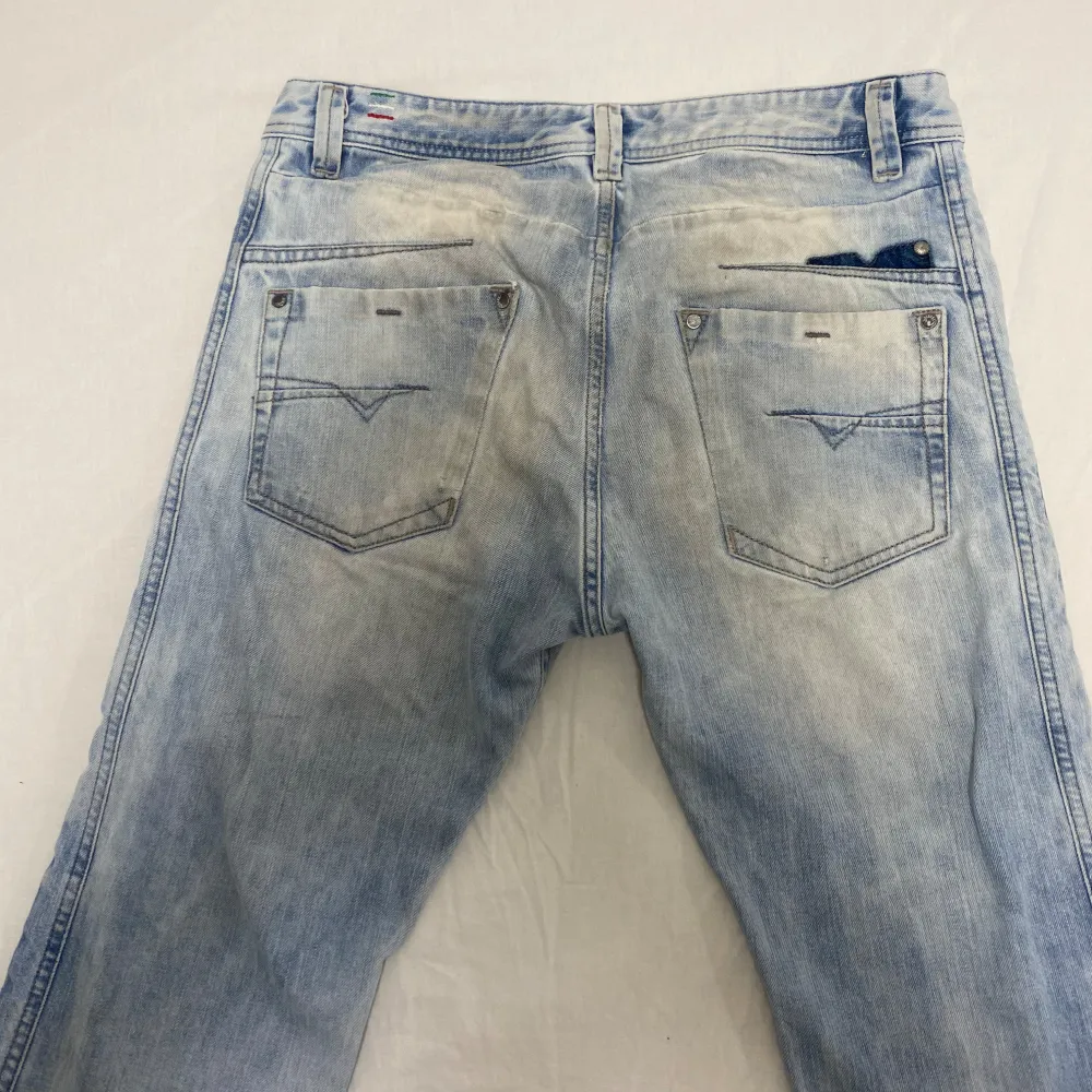 Säljer mina diesel jeans eftersom de inte passar mig längre. De är i ett ganska bra skick ungefär 7/10. De är kortare eftersom jag har sytt om de. Skriv om ni har några funderingar!😁. Jeans & Byxor.