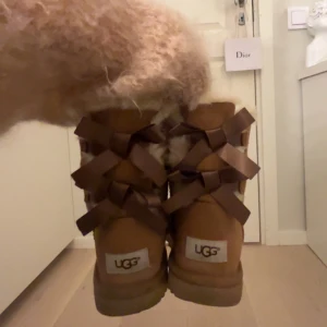 Ugg bow - Så fina!!🥹❣️, Säljer då ja har för många skor , fint skick och skriv iafall att ni har några funderingar eller vill se mer bilder👍🏻🙏🏼