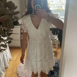 Studentklänning - Säljer denna superfina studentklänningen i storlek S. Använd en gång så i fint skick. Säljer för 500+frakt🥰