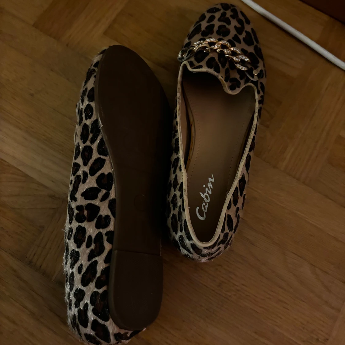 Leopardmönstrade ballerinaskor med guldkedja - 2