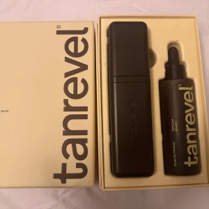 Tanrevel PRO oöppnad - Helt ny tanrevel PRO spray tan kit. Medföljer spray tan applikatorn med spray tan formula med 80 ml. Helt oöppnad och aldrig använd. Box medföljer. Ordinarie pris 1400kr