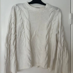 vit stickad tröja - säljer denna då den aldrig kommer till användning, bara använd några gånger 💓 köparen står för frakten