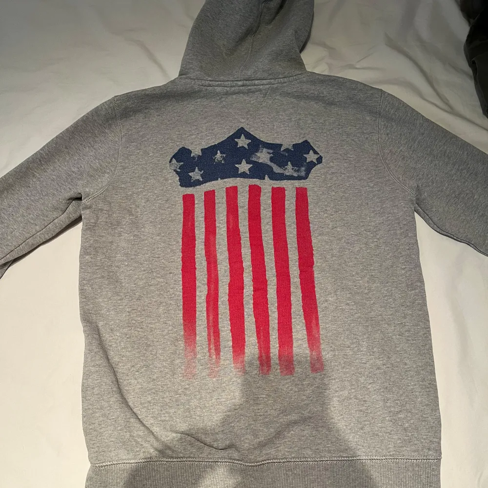 Säljer denna Tommy Hilfiger hoddie för jag har växt ut den. Skick 7/10 inget sönder men använd hyfsat mycket.   Storlek:176 Pris kan diskuteras vid snabbt köp😁. Hoodies.