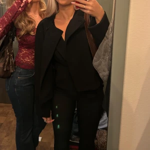 Jacka  - Säljer min jacka från Gina, använd en gång!❤️