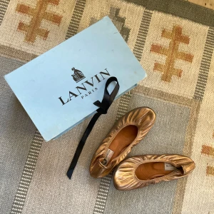 Lanvin Ballerinaskor - Inkl kartong. Fint skick, visst slitage under. Strl 38