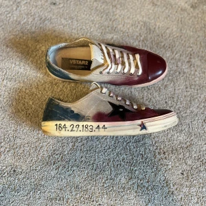 Custom GGDB - Otroligt feta custom golden goose gjorda av mig själv, efterliknar lite usa vintage färger! Helt perfekta inför hösten, otroligt bra skick!