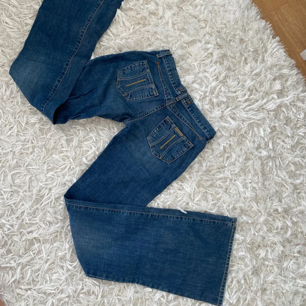 Supersnygga Lågmidjade bootcut jeans med coola detaljer!! Skriv privat för bild med dem på☺️ Midjemått:36,5 Innerbenslängd: 85cm. Jeans & Byxor.