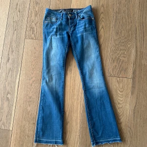 Lågmidjade, bootcut jeans - Jättesnygga, populära jeans från Mavi🙌💕 Storleken i jeansen står inte men är 24/25 i midjan och 30 i läng! Passar en xs perfekt🙌