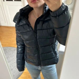 Jacka - Den populära pufferjackan från Lager157 i nyskick (aldrig använd). Slutsåld nästan överallt. Storlek: M. Skriv om du undrar något!
