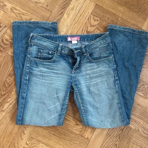 Low waist bootcut jeans  - Passar någon kortare! Innerben 68cm
