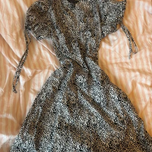 v line klänning - syns inte så bra på bilden men klänningen är v line <3