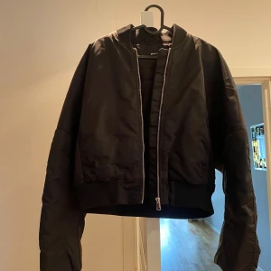 Bomberjacka - Bomberjacka från Gina tricot, aldrig använd.
