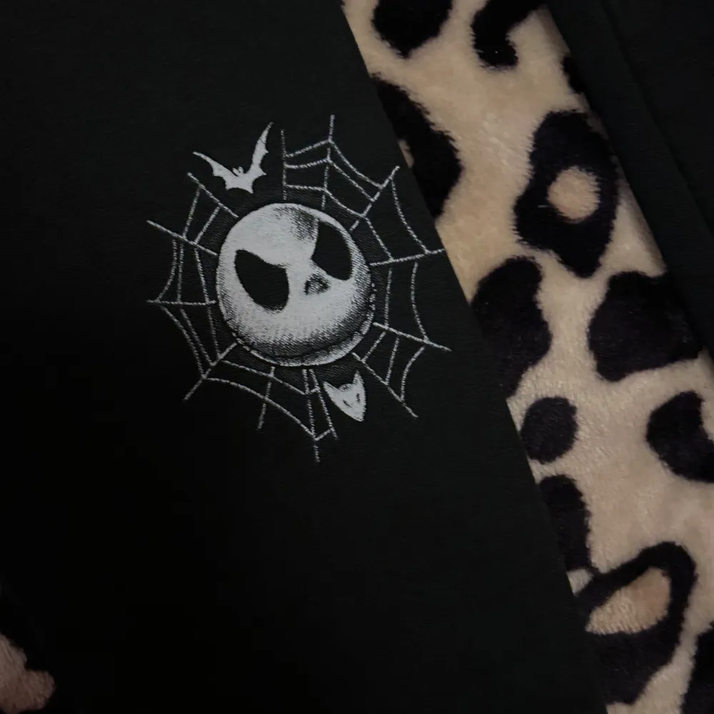 Sally från nightmare before Christmas hoodie i perfekt skick. Står S på lappen men den passar som en XS. Hoodies.