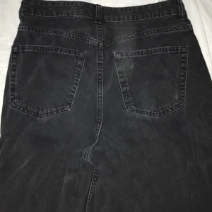 Svarta baggy jeans  - Säljer ett par svarta jeans i bra skick. Pris kan diskuteras!