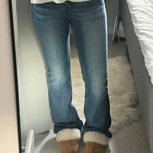 Levis jeans  - Så himla snygga men tyvärr försmå för mig! Skulle säga low midwaist. Står ikte direkt någon storlek men skulle tro att dom passar XXS - XS Midjemått - 31 Innerbenslängd - 75  Skicka prisförslag vid internet!!🥰