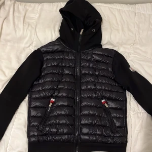 Moncler cardigan - Säljer moncler cardigan storlek S.säljer den för jag skaffade en ny jacka och behöver inte den längre har haft den i mindre än ett år.skriv om ni är intresserade priset kan diskuteras 😊