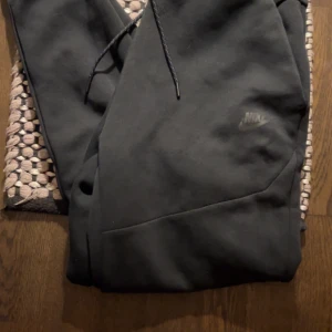 Nike tech  - Hej, säljer denna svarta Nike tech byxa, storlek S jag är 1,80 och den sitter super bra längst benen syns på bilden,skick 9/10 använd 2-3 gånger, säljs pågrund av inte min stil längre, vid snabb affär skickas det samma dag, 350kr 