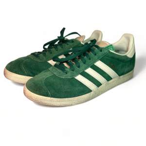 Gröna adidas gazelle i storlek 42, bra skick utom ett litet hål på höger skon som är limmat. Hålet var inte genom hela skon, bara yttersta lagret. 