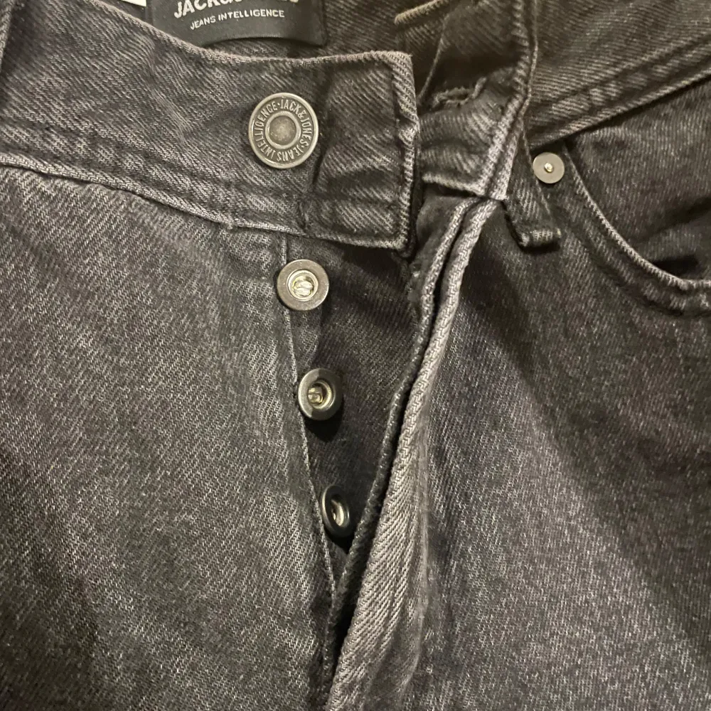 Jag säljer ett par Jack & Jones jeans som är helt  oanvända och som har lapparna kvar från butik.  Model JJICHRIS  Storlek: W29     L32. Jeans & Byxor.