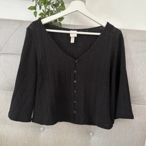 svart blus - Fin svart blus/topp från hm, den kommer inte till användning längre tyvärr!