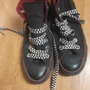 Skor - Finna svarta och roda convers skor i storlek 38