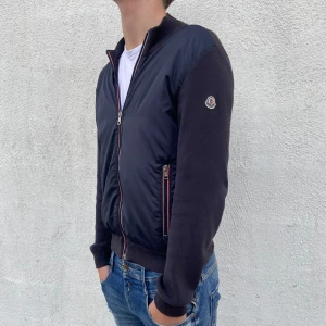 Moncler cardigan - Säljer nu denna feta moncler cardigan. Skick 8/10, finns några små revor men överlag fint skick! Storlek L, men sitter som M. Nypris 10 000kr. Hör av er vid funderingar!