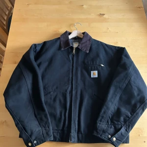 Carhartt Detroit Jacka - I riktigt bra skick! Boxy passform, M i längden men mer L i bredd