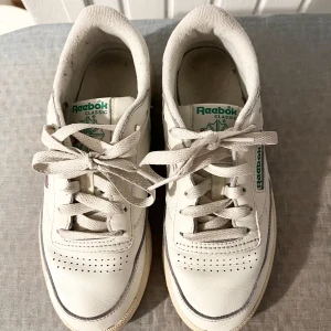 Vita Reebok storlek 37 - Jättesköna vita Reebok sneakers. Måttligt använda.