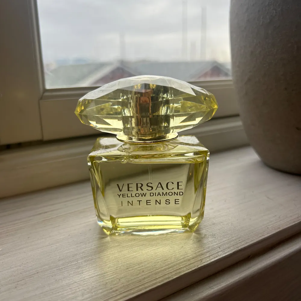 Versace yellow Diamond i deras näst största modell (90ml), endast sprayat ~5 ggr. Parfym.