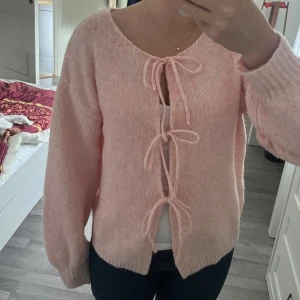 Rosa stickad tröja - Oanvänd rosa stickad tröja i storlek M 😙