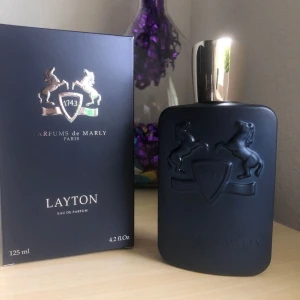 Parfums de marly Layton - Helt underbar och välkänd doft som uppskattas av de flesta!  Jag har använt cirka 12-15ml, vilket framgår på bild 2, och flaskan rymmer 125 ml. Nypris för 125 ml är cirka 3000 kr. Har du några frågor eller funderingar är du välkommen att kontakta mig