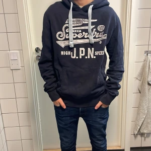 Superdry hoodie - Säljer denna feta Superdry hoodien för endast 299kr nypris:900-1000kr skick:7/10 slitet på trycket! Mvh luxury 