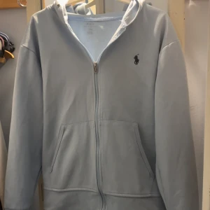 Ralph lauren zip up - Riktigt fet ralph lauren zip up t ett sjukt pris. Denna är rkt fet och unik. Priset är överbra och jag svarar direkt