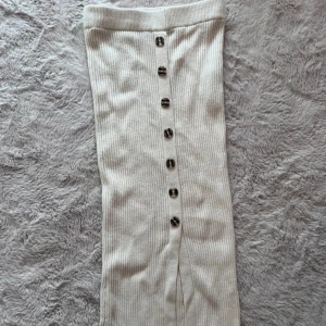 Stickad Kjol  - En lite tjockare kjol som är superfin! Jag är 161 och den är strax under knäna. Den är elastisk så går att använda om man är storlek S också