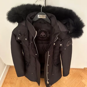 Moose Knuckles - Jättefin vinterjacka köpt förra året i september. Använd vid 2 tillfällen, den är som helt ny🥰 Storlek XS, kan skicka fler bilder🫶🏽Finns kvitto från Johnells och äkthet qr-kod inuti jackan🖤