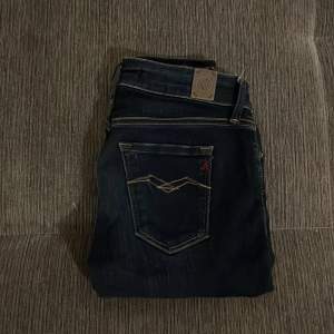 Super sköna Replay jeans perfekta nu inför hösten/vintern, | Nypris: 1799kr | Mitt pris är endast 299kr 🤩✌🏻