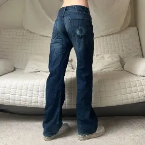 Midja: 91cm✨Innerben: 78cm✨Säljer dessa Levis jeans i storlek W36L30❤️Obs, en färgfläck/hål på låret, syns i sista bilden🫶