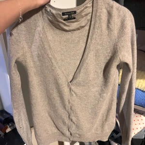 Cashmere kofta beige - Supersnygg och skön kofta i 100% Kashmir från massimodutti. Tyvärr har den slitningar och hål vid armarna men då de är långa brukar jag vika upp så att det ej syns! Pris kan diskuteras