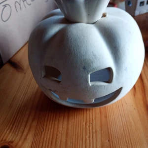 Ljuslykta vit halloween pumpa  - Fin ljuslykta halloween pumpa vit , keramik.