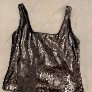 Fest linne  - Jättefint linne som passar o änvandra till födelsedagen fest 