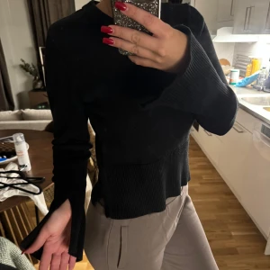 Stickad tröja  - Fina detaljer med slits på ärmarna och sidorna. Storlek S från bikbok