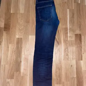 Mörkblåa jeans från dressman. Skick är mycket bra och har inga skador. Storlek är 30/30. Fraktar och pris kan diskuteras vid snabb affär. 