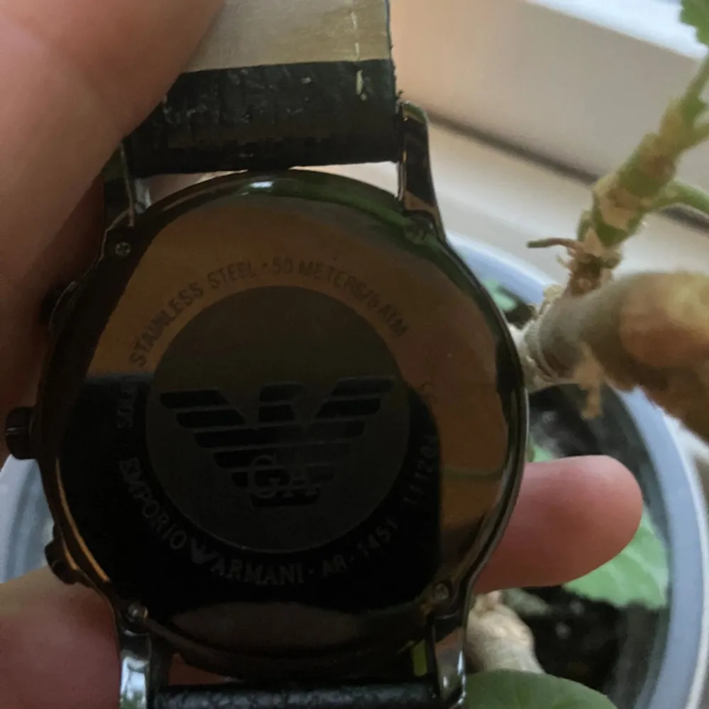 Emporio Armani cermica klocka []storleken passar alla [] Klockan har ett skönt läderband istället för länkar[] box är tyvärr sönder [] nytt batteri behövs [] ny pris 2999kr. Accessoarer.