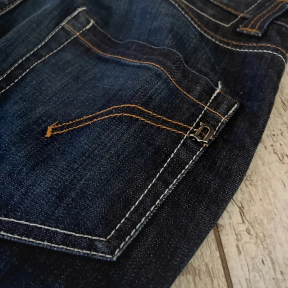 Säljer ett par dondup jeans i helt nyskick! Storleken är 34 men passar mig skit bra som vanligtvis har W31 L32 som ni kan se på bilden. Ser ut och känns att vara helt oanvända och är i en riktigt snygg tvätt!😊. Jeans & Byxor.