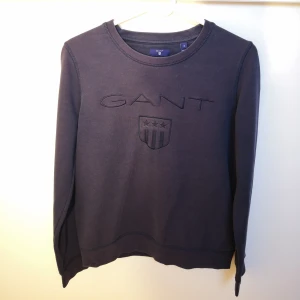 Mörkblå sweatshirt från Gant - Mörkblå sweatshirt från Gant. Storlek small. Fint skick.